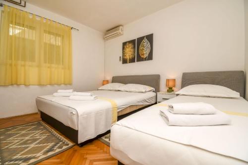 Apartment Željko - large terrace - image 14