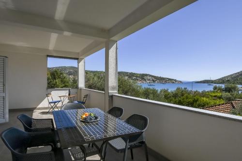 2 bedrooms, 3 beds