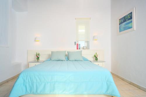 Double or Twin Room with Sea View image 4