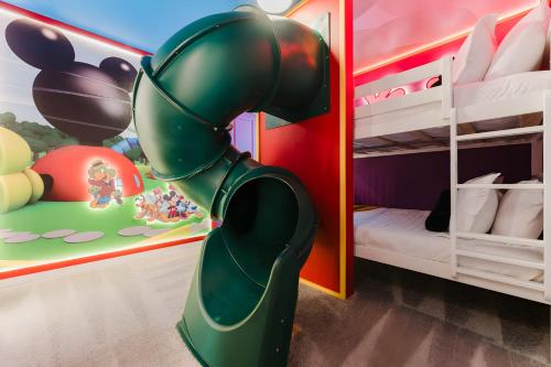 Stunning 8BR Pool Gameroom Minutes to Disney