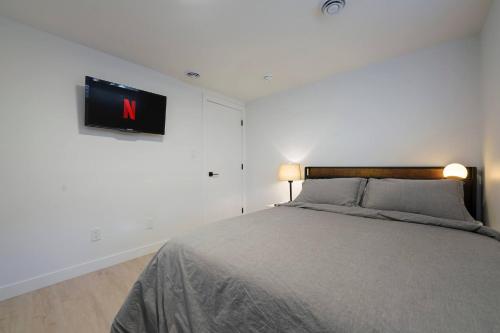 Modern Suite by Hospital 2 Near Transit Wi-Fi Netflix - image 3