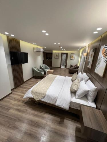 . Lake Plaza Luxury Rooms