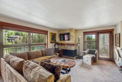 Ski In, Ski Out 1 Bedroom Vacation Rental In The Heart Of Lionshead Village With Heated Slope Side Pool And Hot Tub in Vail, USA
