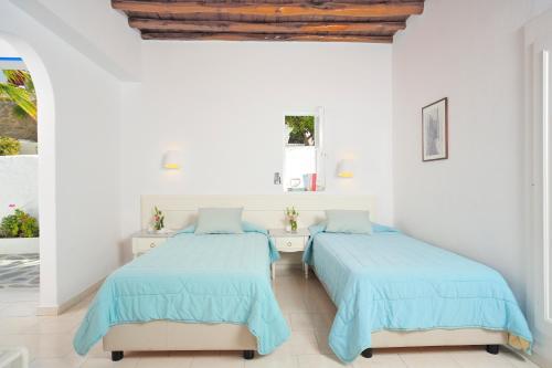 Double or Twin Room with Sea View image 8