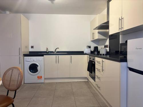 Stylish 2 Beds w/ Free Parking near Old Trafford, Manchester (foto 3)