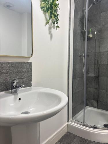Stylish 2 Beds w/ Free Parking near Old Trafford, Manchester (foto 4)