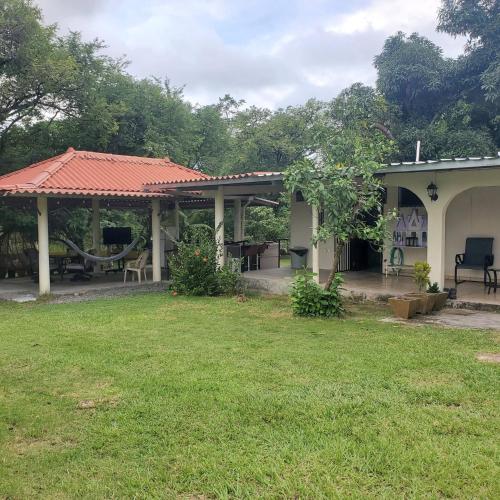 cozy corner with pool minutes away from the beach in 查梅