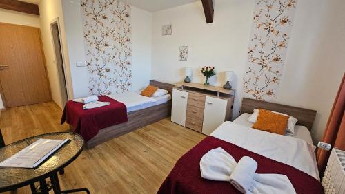 2 twin beds