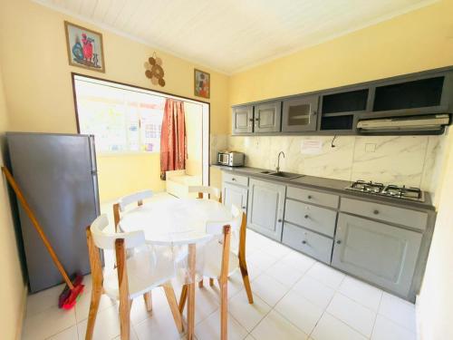 cuisine, Hôtel - Appartement meublé " LES FLOTS BLEU " (Hotel - Appartement meuble " LES FLOTS BLEU ") in Tananarive