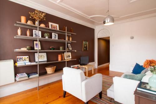 Porto 61 - Bright 2BR w/ Balcony by LovelyStay, Porto