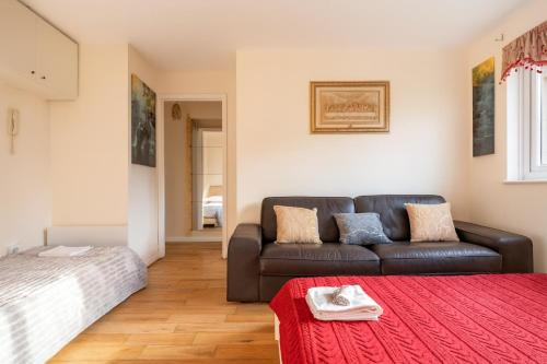 Peaceful 1BR Deptford Stay -Wi-Fi -Sleep 4 - image 13