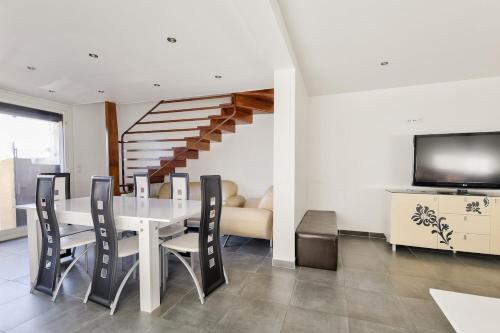 Cosy 5BR house with a lovely terrace in La Rose