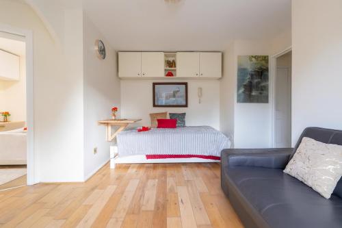 Peaceful 1BR Deptford Stay -Wi-Fi -Sleep 4 - image 12