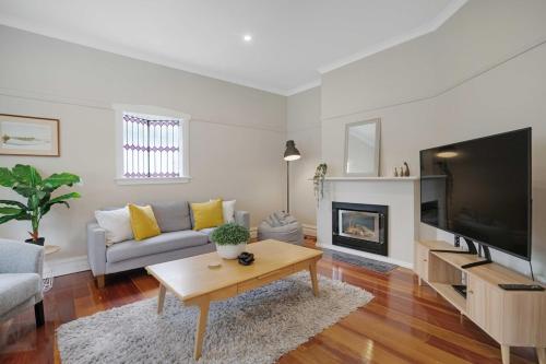 4 Car Parking Fireplace 3 BR 2 BA Work Space – khách sạn tại Mount Eden