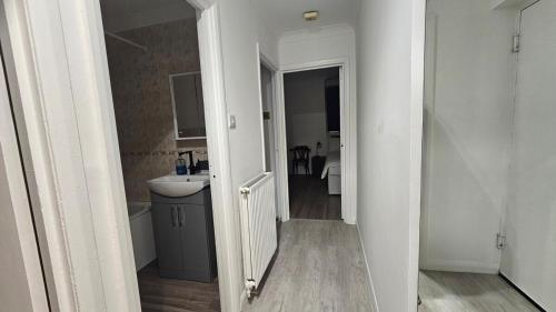 Earls Court 2 Bedroom Teraced Flat - image 11