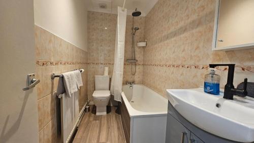 Earls Court 2 Bedroom Teraced Flat London