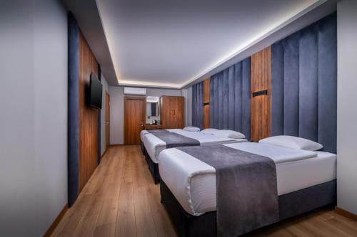 Hotel And free shuttle - main image