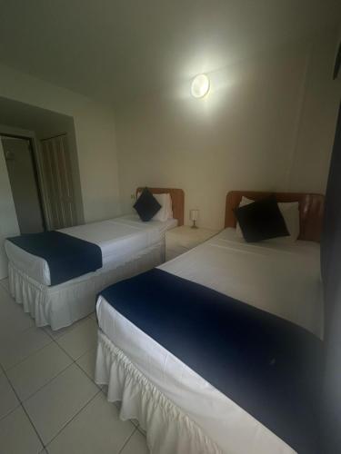 2 twin beds