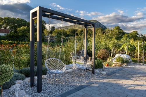Dārzs, Villa Ambrić - Nature Escape (Villa Ambric - Nature Escape) in Ružići