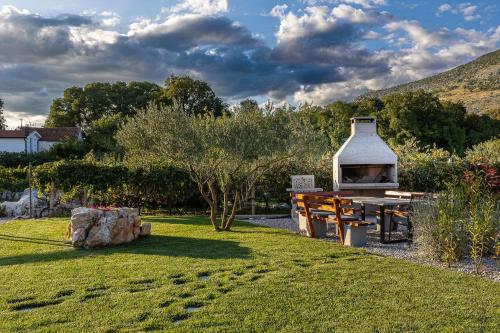 Dārzs, Villa Ambrić - Nature Escape (Villa Ambric - Nature Escape) in Ružići