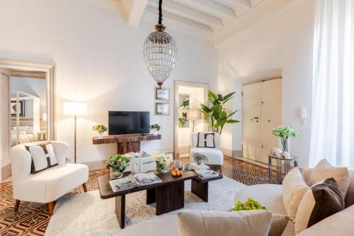 The Frescoed Tale 3 Bedrooms Apartment - image 2