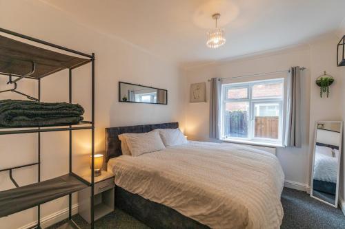 6 Bed with Private Parking in Southampton in Bitterne Park