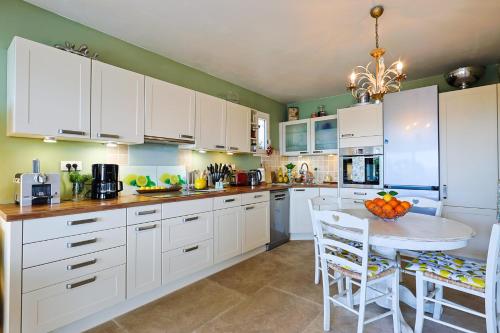 Kitchen, Provenzalische Villa Citronniers - Garten mit Meerblick und Pool by Riviera HomeLife in Saint-Raphael