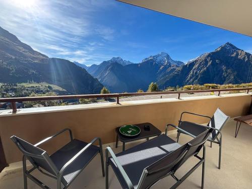 Cozy cocoon with breathtaking view and covered parking
