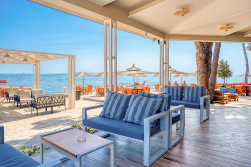 卡斯特羅沙灘酒店 (Castello Beach Hotel) in 阿爾格西