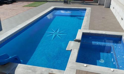 Casa rural cerca de Santiago con piscina y barbacoa in A Torre