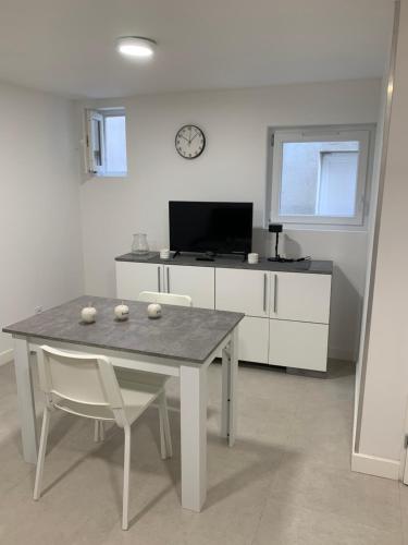 Grand studio climatisée (Grand studio climatisee) in Montceau-les-Mines