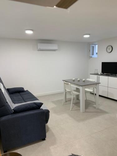 Grand studio climatisée (Grand studio climatisee) in Montceau-les-Mines