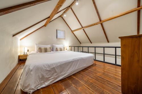 Balance, Beauty and WiFi - Find It All at Sarang Apartments 2, Ubud