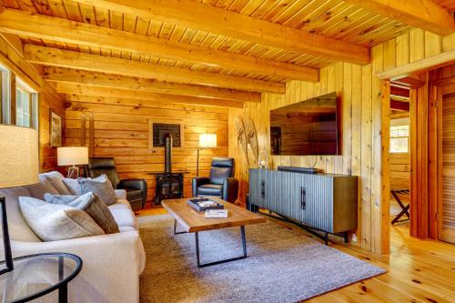 Private Spring-Fed Pond Idyllic Shrewsbury Cabin! in Shrewsbury (VT)