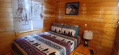 1 queen bed, 1 bunk bed, 1 futon bed