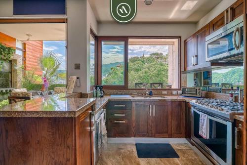 1 BR Condo - Amazing Sunsets From the Roof - Pool