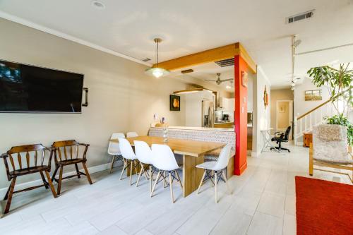 Family-Friendly Houston Home with Private Backyard! in Houston, USA