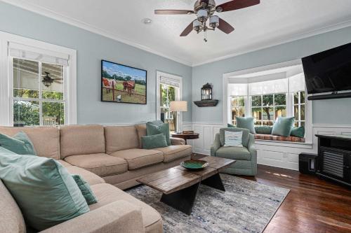 Vino Vida spacious home with hot tub in Fredericksburg, USA
