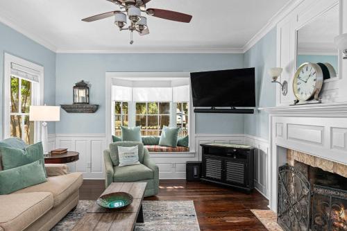 Vino Vida spacious home with hot tub in Fredericksburg, USA