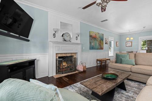 Vino Vida spacious home with hot tub in Fredericksburg, USA