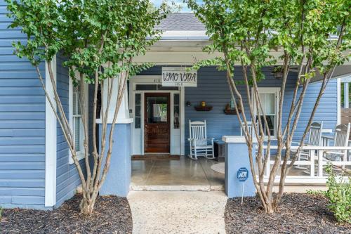 Vino Vida spacious home with hot tub in Fredericksburg, USA