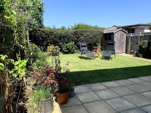 New Forest home - 4-beds and garden - 10 mins from Beach in Hordle