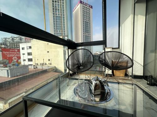 Luxury Modern Apartment in the Heart of the City with Balcony Overlooking Twin Towers, Casablanca
