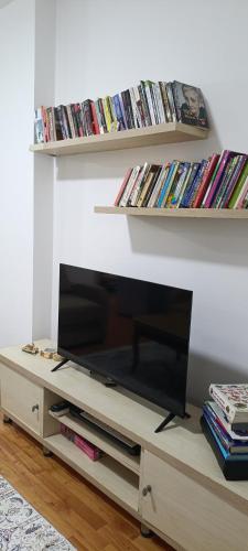 Cozy Apartment, Free Parking near Dajti Cable Car, Bunk'Art, Tirana (photo 8)