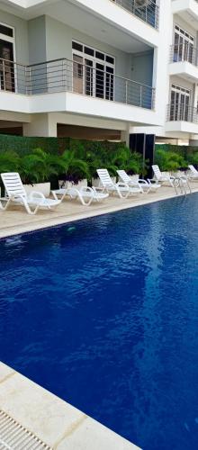 مسبح, Tola Residences at Aqua Gardens Nyali -Luxe 2Bdr Apt Sleeps 6 in شاطئ نيالي