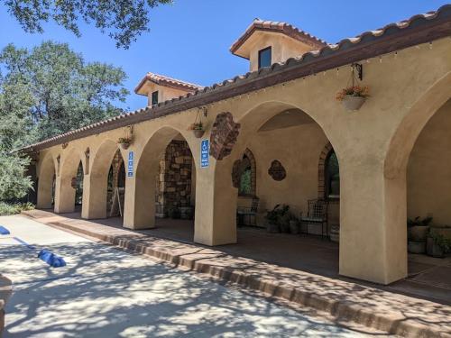Фасада на хотела, The Petite-Villas at Dorner Family Vineyard in Stallion Springs