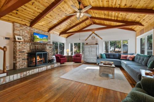 . Twain Harte Cabin in Town & Lake access