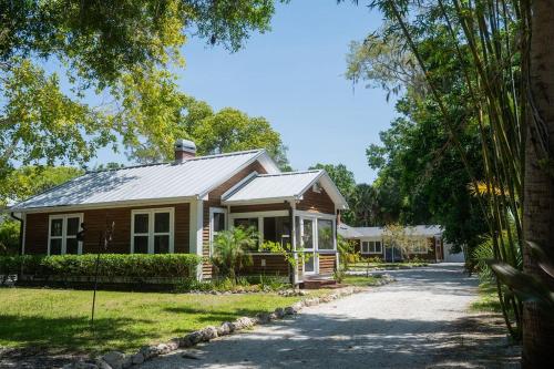 Luxurious Dual-Home Retreat in Prime Sarasota Location in Indian Beach-Sapphire Shores