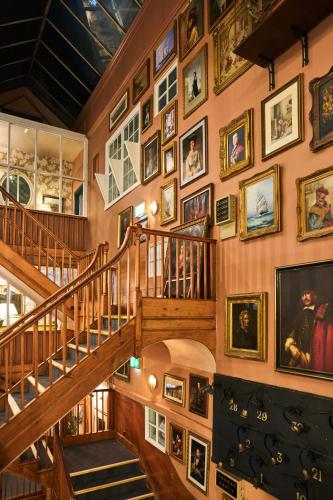 المرافق, The Royal Castle in Dartmouth City Center