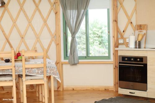 היורט על הגג - צוקים in Tsukim